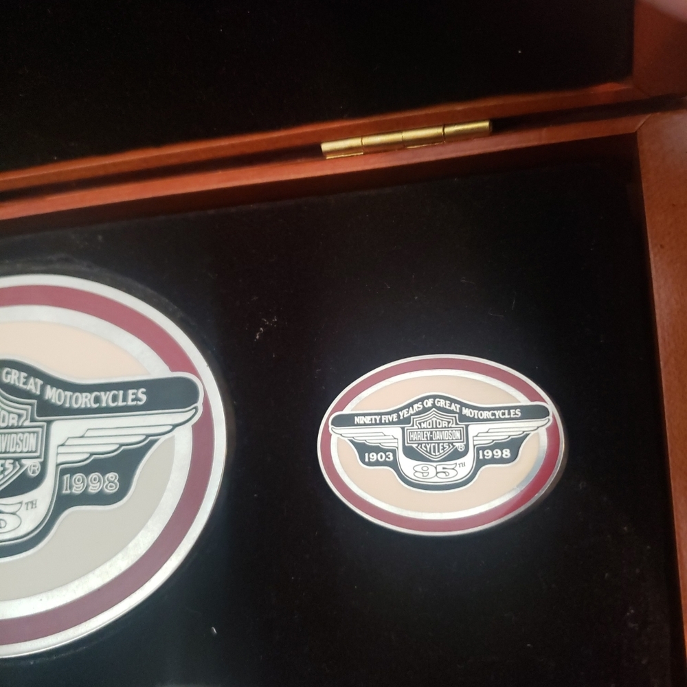 Harley-Davidson 95th Anniversary Buckle, Key Fob, & Pin Set #213 Of 5,000 NIB - Picture 3 of 8